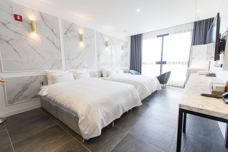 Hotel Raum image