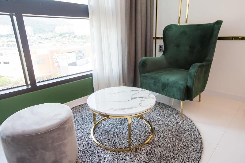 Hotel Raum image