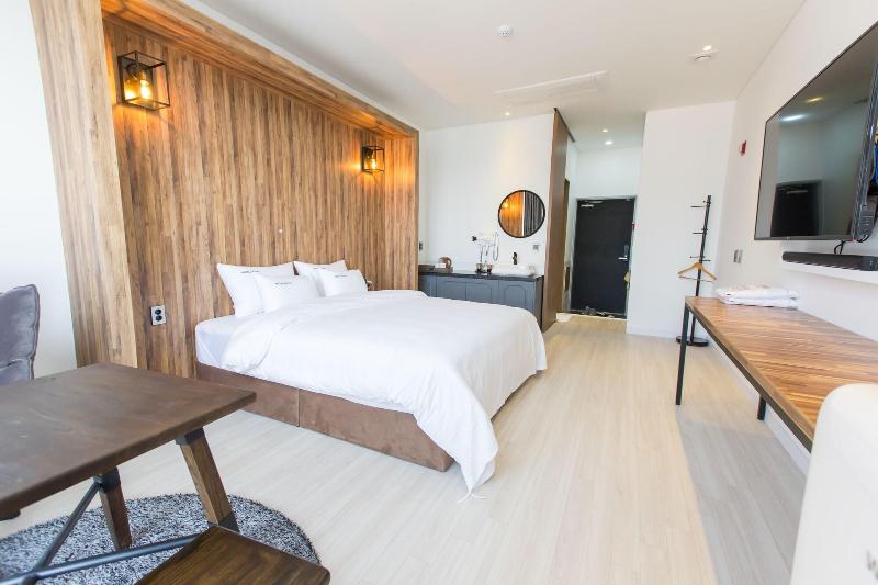 Hotel Raum image