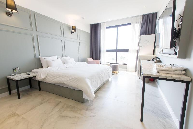 Hotel Raum image