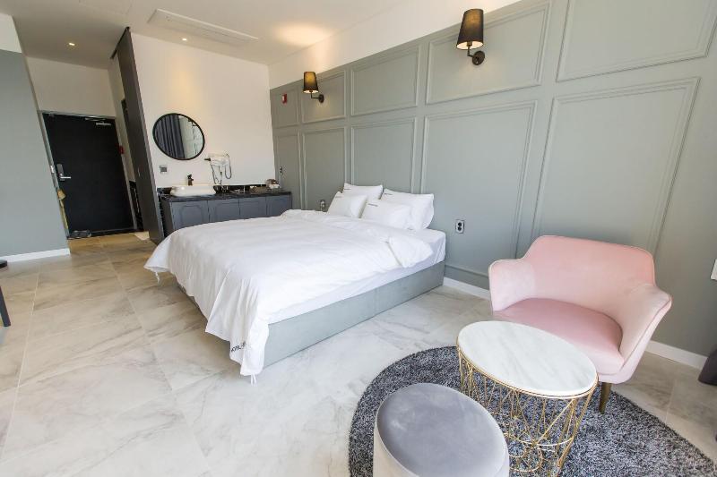 Hotel Raum image