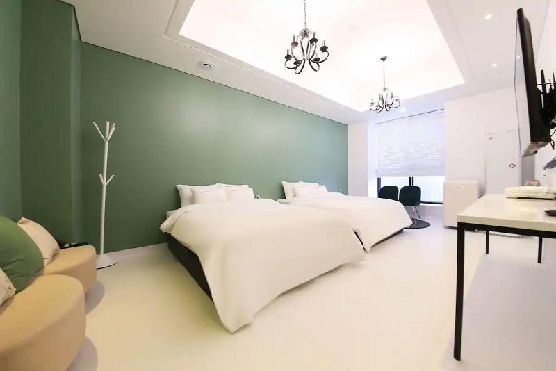 Hotel Raum image