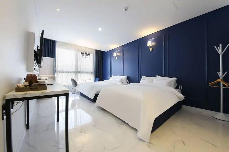 Hotel Raum image