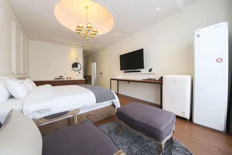 Hotel Raum image