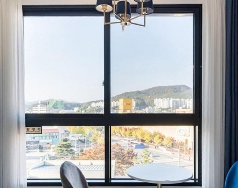 Hotel Raum image