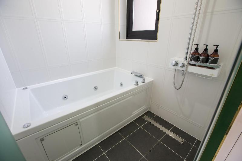 Hotel Raum image