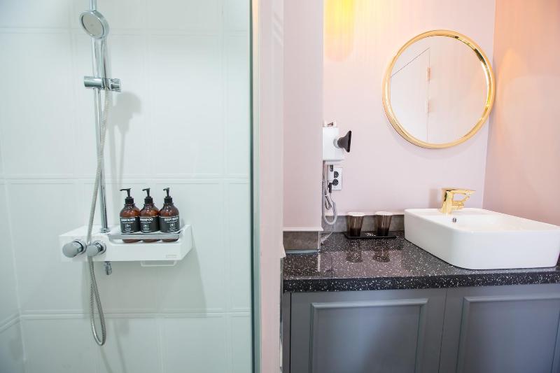 Hotel Raum image