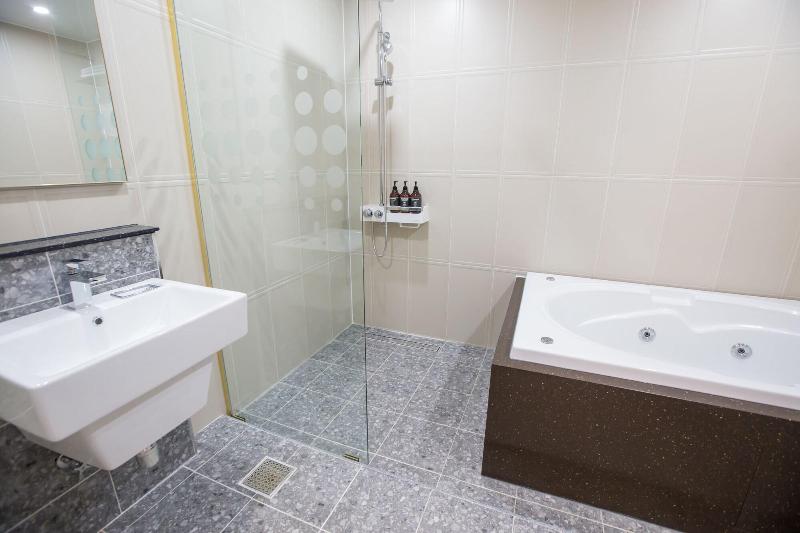 Hotel Raum image