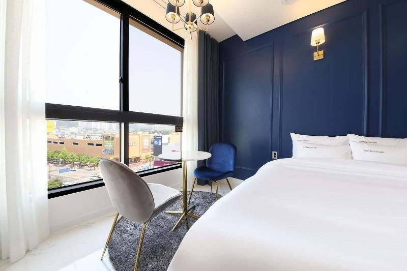 Hotel Raum image