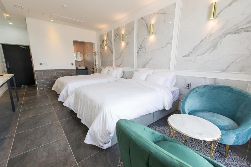 Hotel Raum image