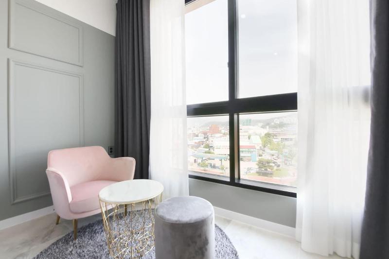 Hotel Raum image