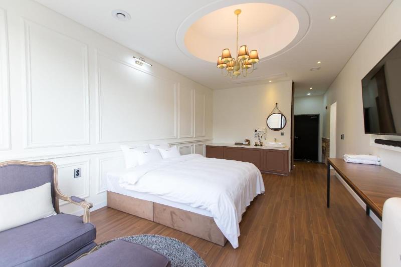Hotel Raum image