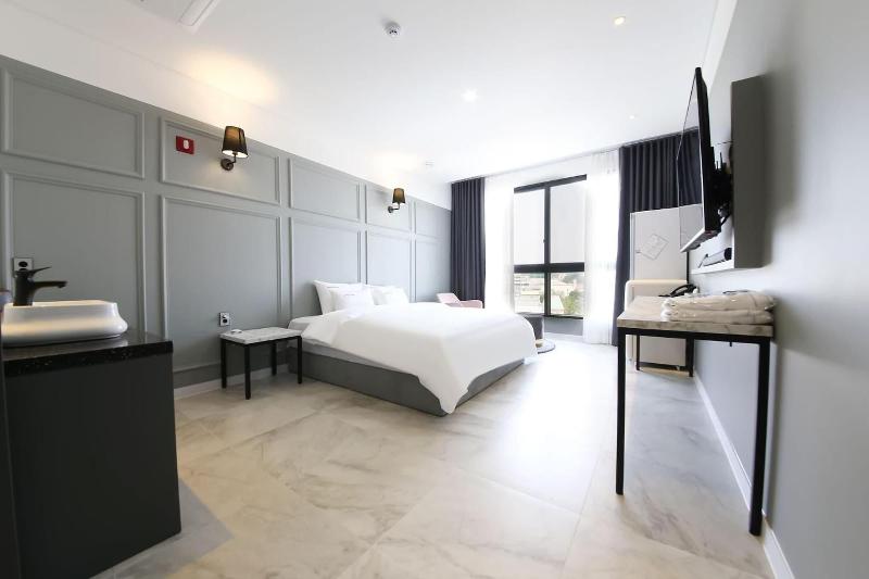 Hotel Raum image