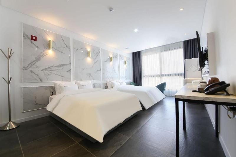 Hotel Raum image