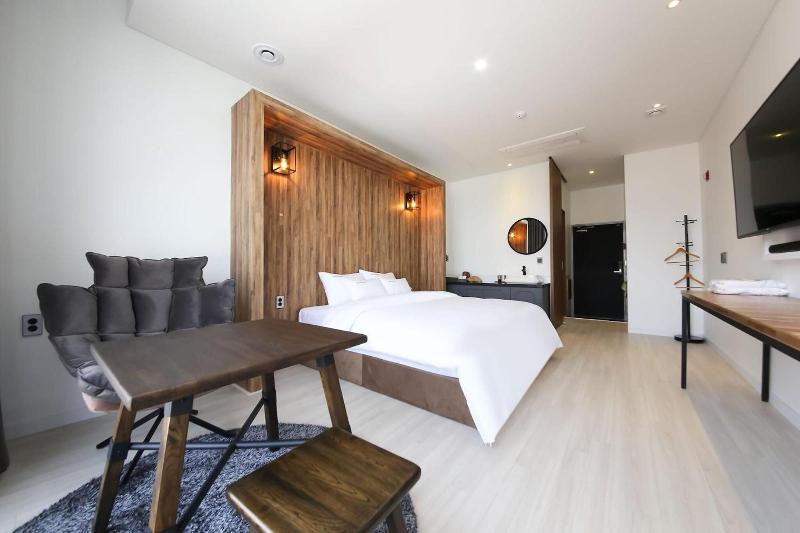 Hotel Raum image