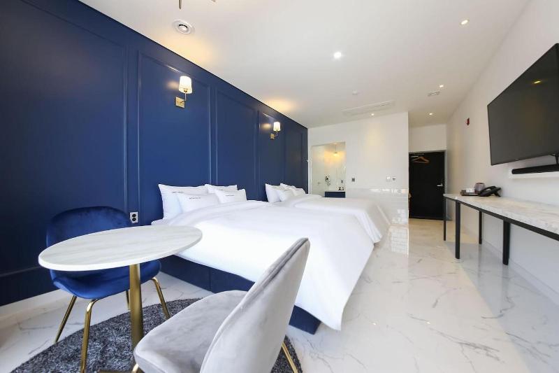 Hotel Raum image