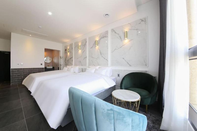 Hotel Raum image