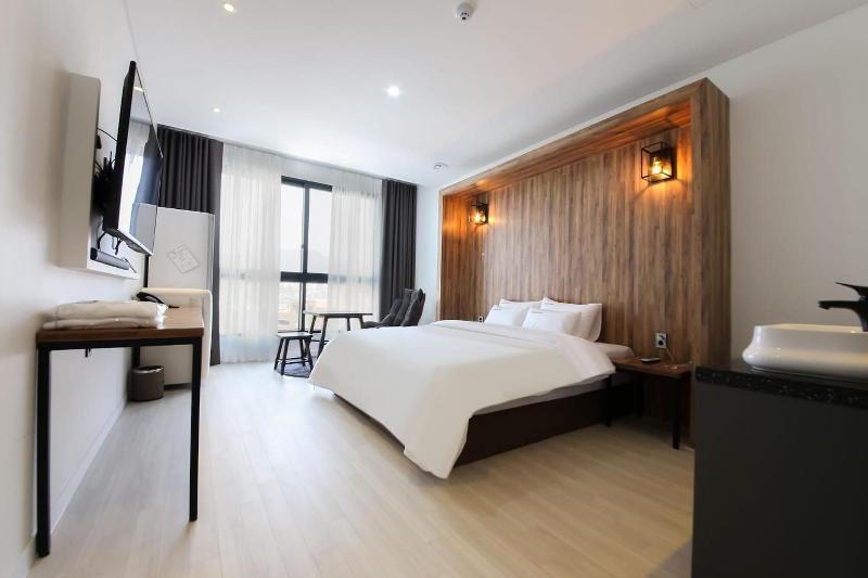 Hotel Raum image