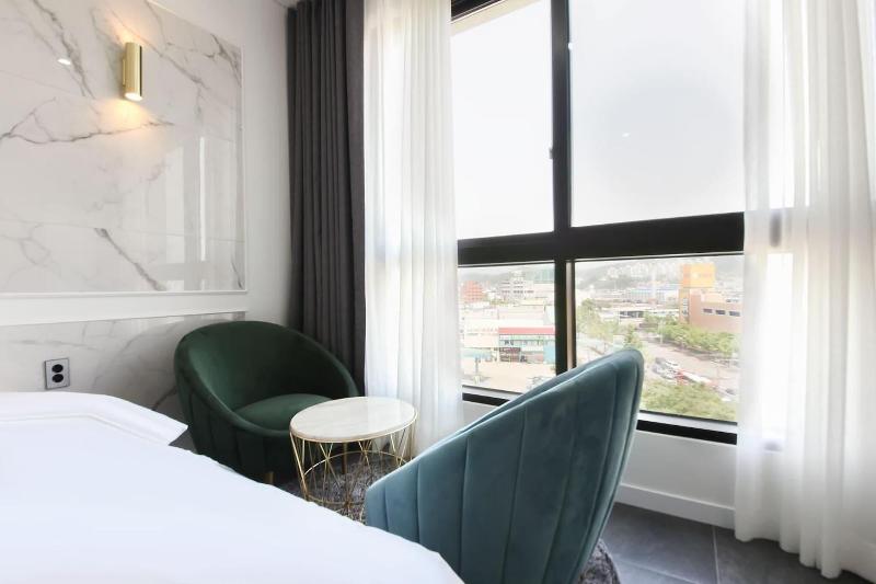 Hotel Raum image