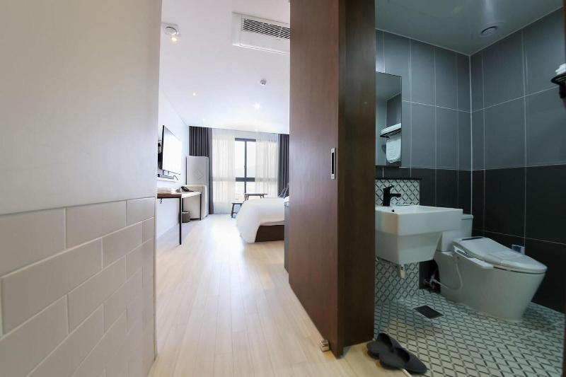 Hotel Raum image