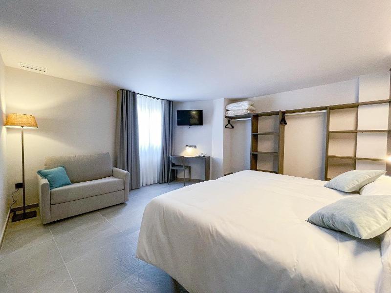 Hostal Quatre Llunes image