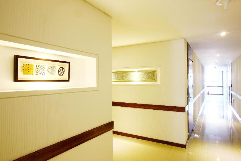 Q Hotel image