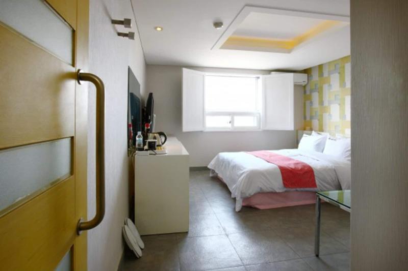 Q Hotel image