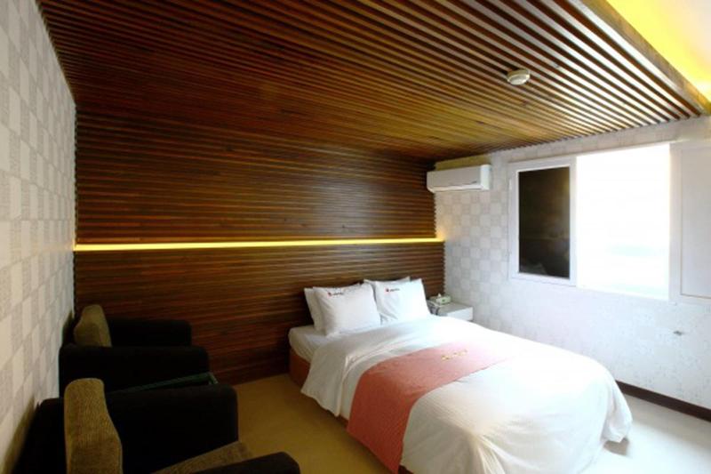 Q Hotel image