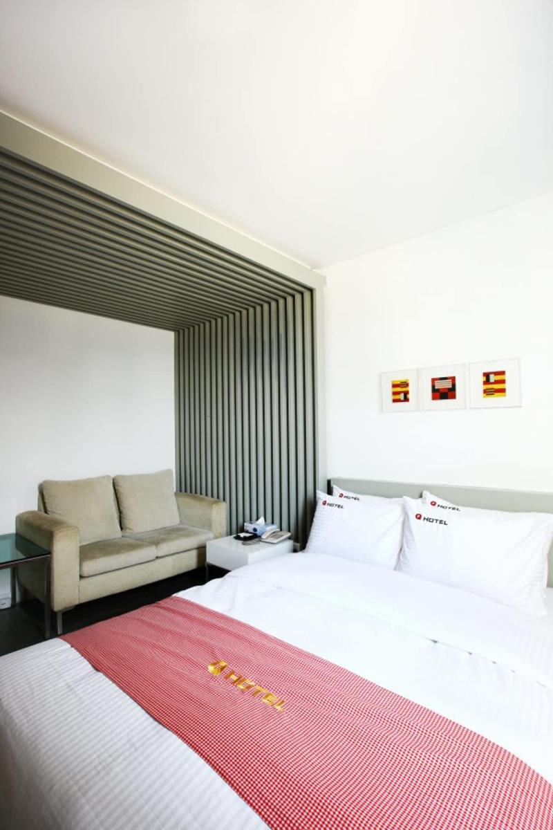 Q Hotel image