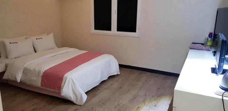 Q Hotel image