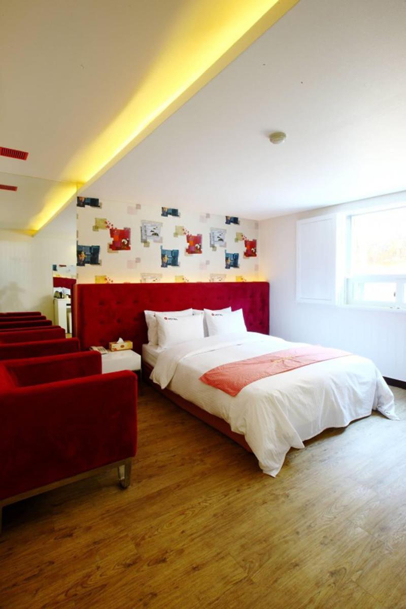 Q Hotel image