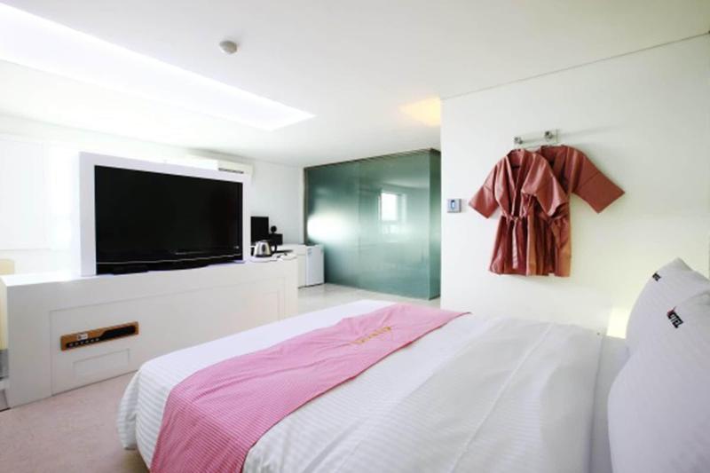 Q Hotel image