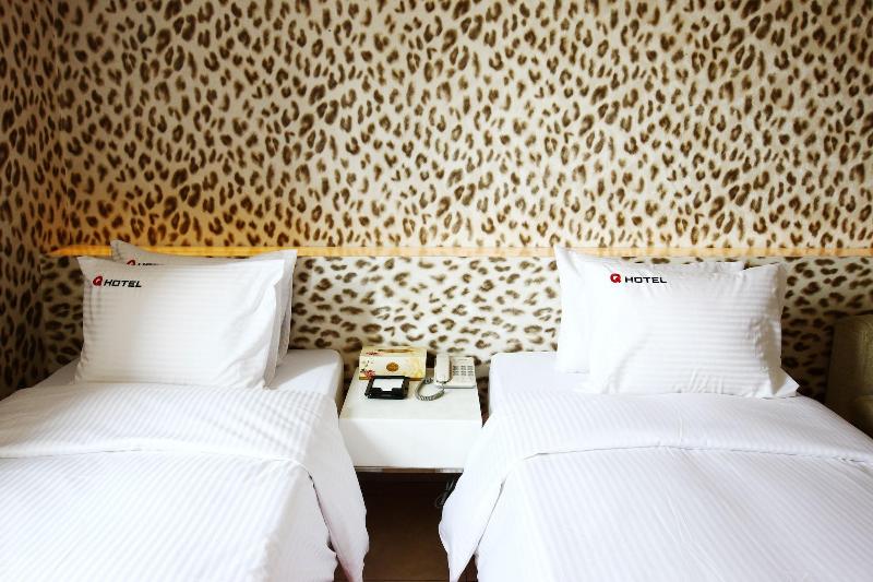Q Hotel image