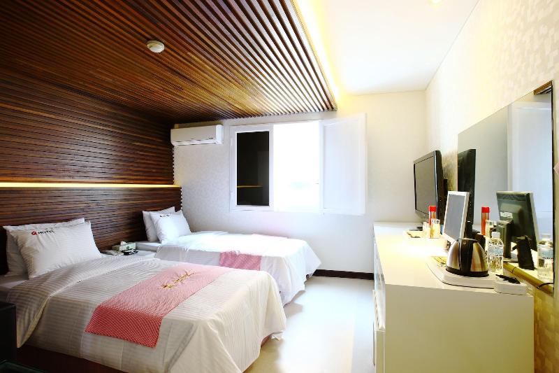 Q Hotel image