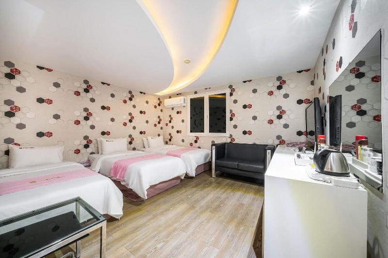 Q Hotel image