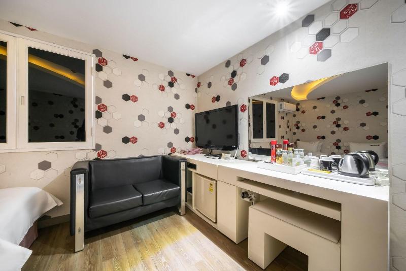 Q Hotel image