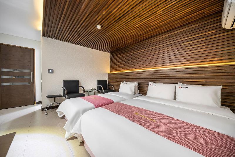 Q Hotel image