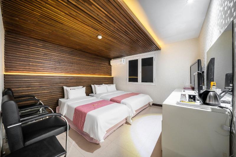 Q Hotel image