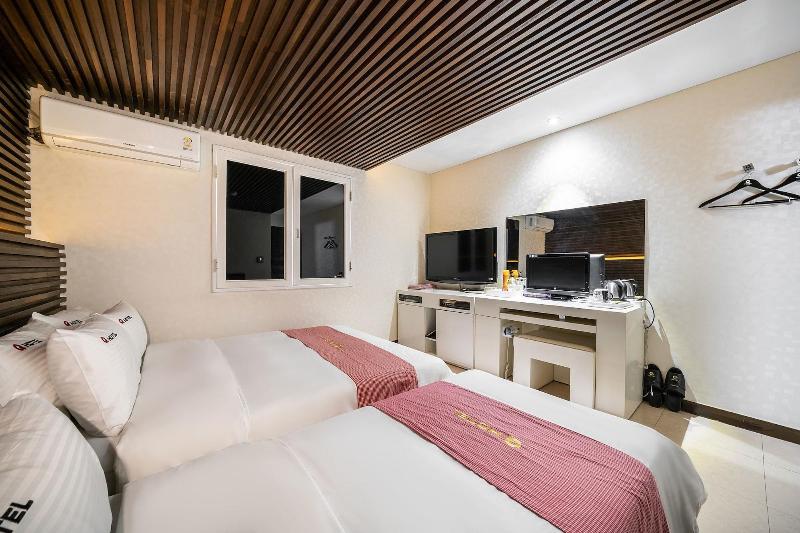Q Hotel image