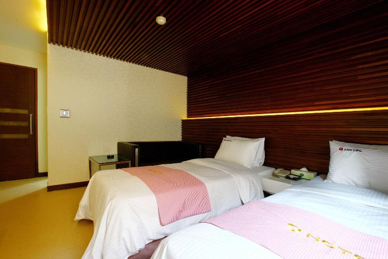 Q Hotel image