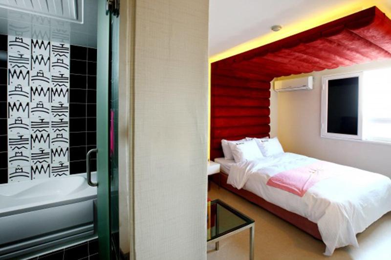 Q Hotel image