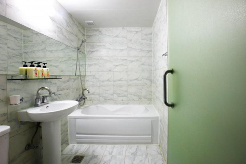 Q Hotel image