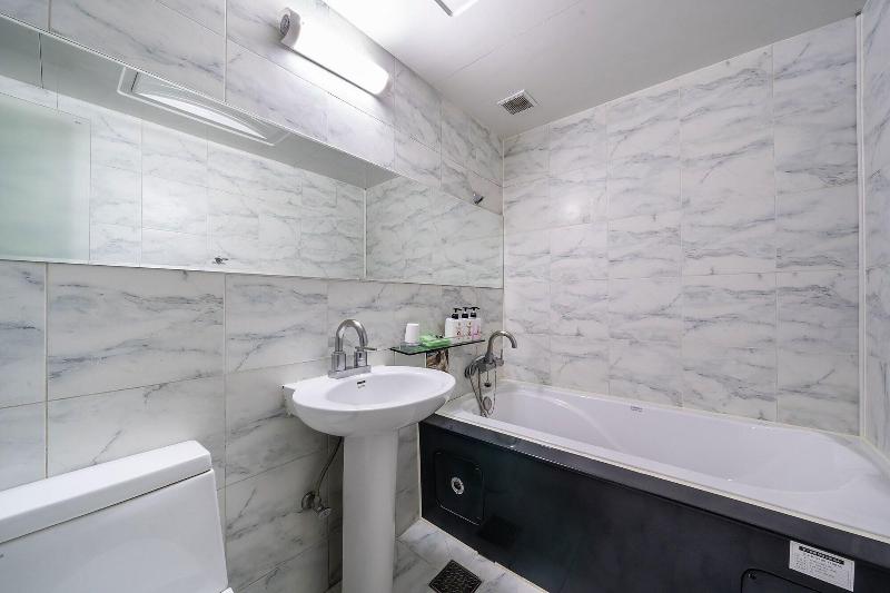 Q Hotel image