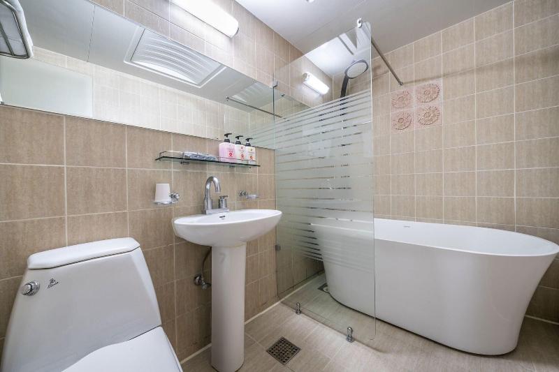 Q Hotel image