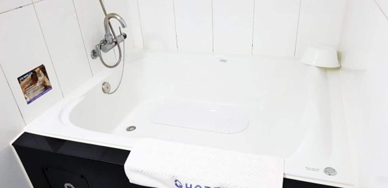 Q Hotel image