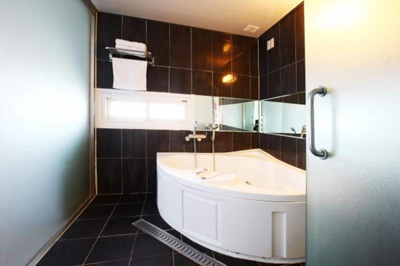 Q Hotel image