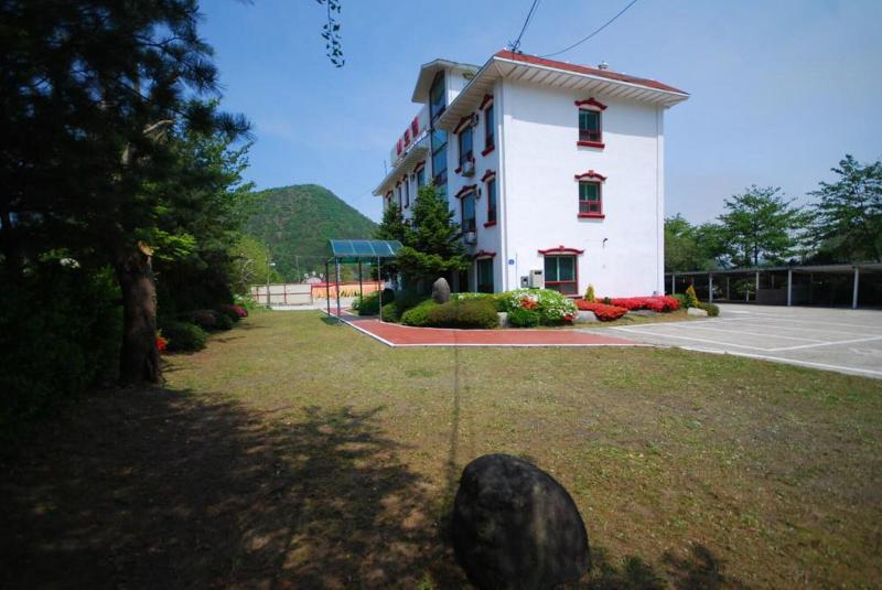 M Motel image