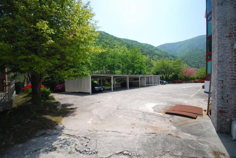 M Motel image