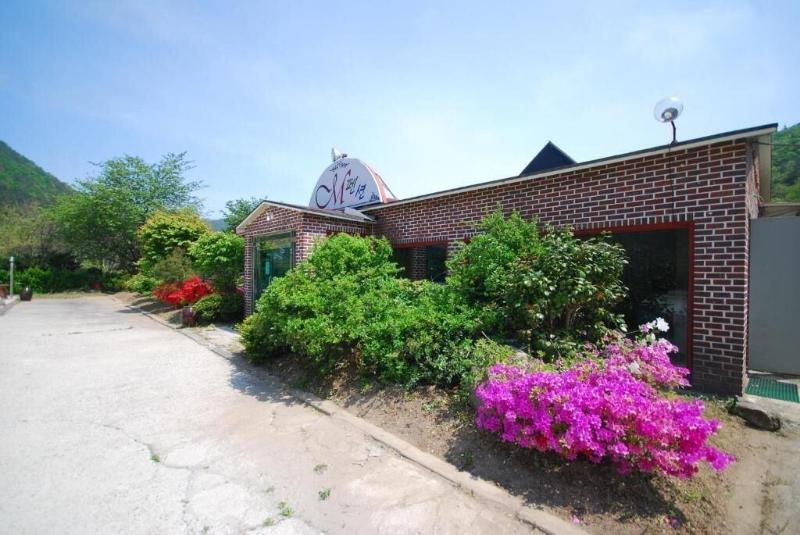M Motel image