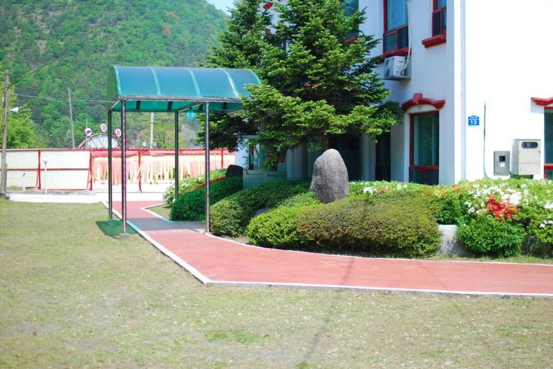 M Motel image